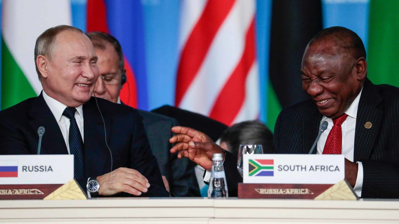Tổng thống Nam Phi Cyril Ramaphosa (phải) và người đồng cấp Nga Vladimir Putin trong một cuộc họp thượng đỉnh năm 2019. Ảnh: AFP