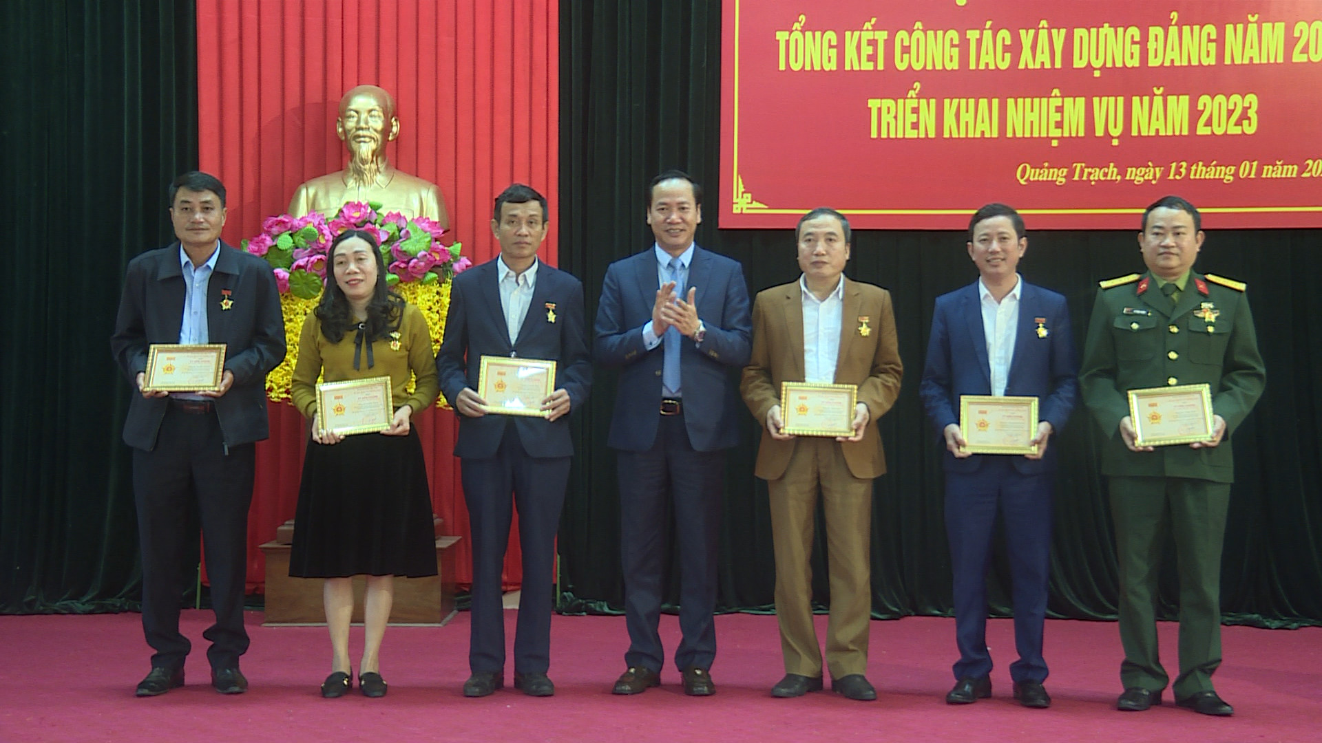 Đồng chí Nguyễn Xuân Đạt, Tỉnh ủy viên, Bí thư Huyện ủy Quảng Trạch trao kỷ niệm chương của Ủy ban kiểm tra Trung ương Trung ương cho các cá nhân.