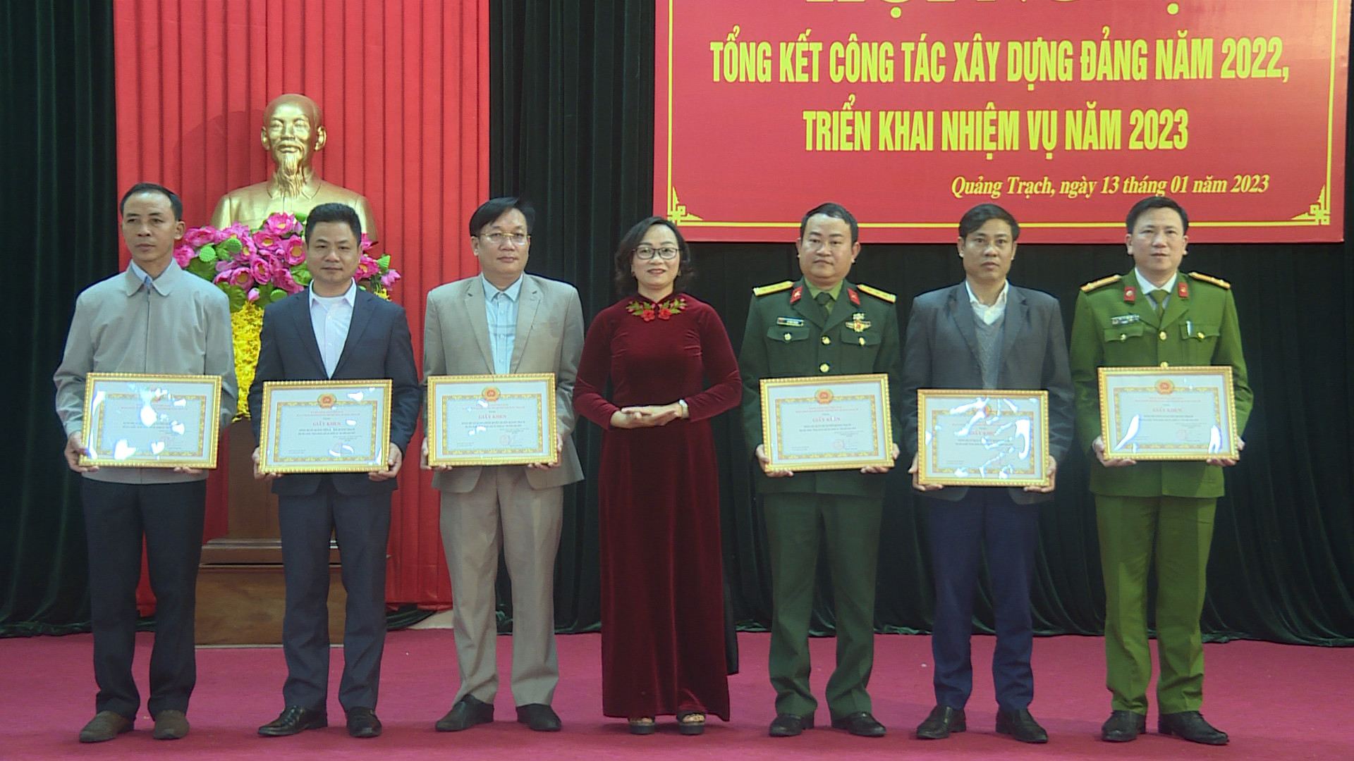 Đồng chí Vũ Thị Mai, Phó Bí thư Thường trực Huyện ủy Quảng Trạch trao giấy khen cho các tập thể xuất sắc.