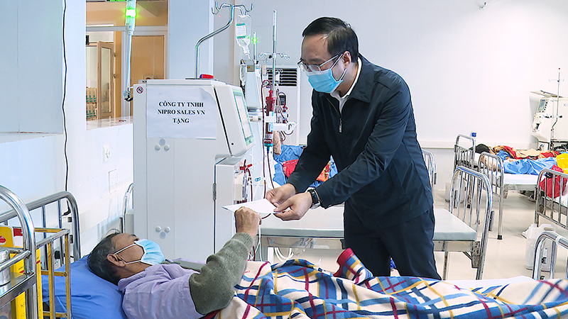 Các suất quà Tết được trao tận tay các bệnh nhân đang điều trị chạy thận tại Bệnh viện Đa khoa khu vực Bắc Quảng Bình.