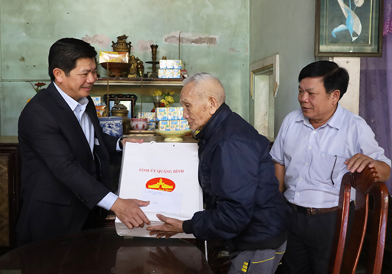 Đồng chí Trần Vũ Khiêm tặng quà, chúc Tết đảng viên Nguyễn Tùy.