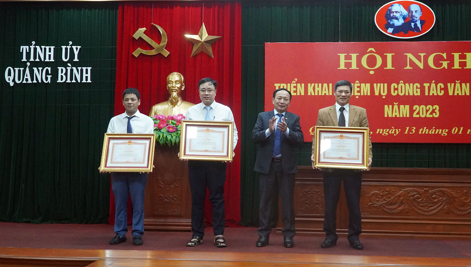 Đồng chí Phó Bí thư Thường trực Tỉnh ủy Trần Hải Châu trao Bằng khen của Thủ tướng Chính phủ cho các cá nhân