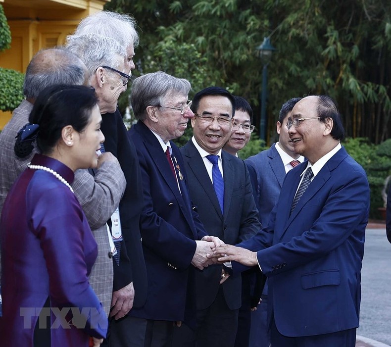 Chủ tịch nước Nguyễn Xuân Phúc tiếp đoàn các đại biểu, bạn bè quốc tế sang thăm Việt Nam và dự các hoạt động kỷ niệm 50 năm Ngày ký Hiệp định Paris. (Ảnh: TTXVN)