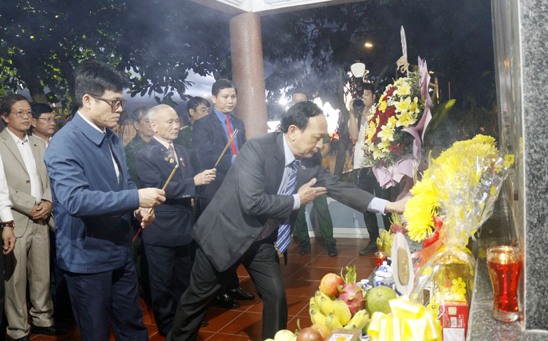 Đồng chí Phó Bí thư Thường trực Tỉnh ủy Trần Hải Châu và lãnh đạo tỉnh dâng hương tại nhà bia Khu tưởng niệm Đại đội TNXP C283.