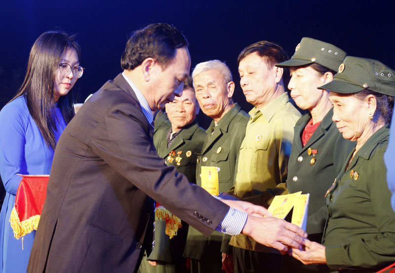 Đồng chí Phó Bí thư Thường trực Tỉnh ủy tặng quà cho cựu TNXP, cựu chiến binh. 