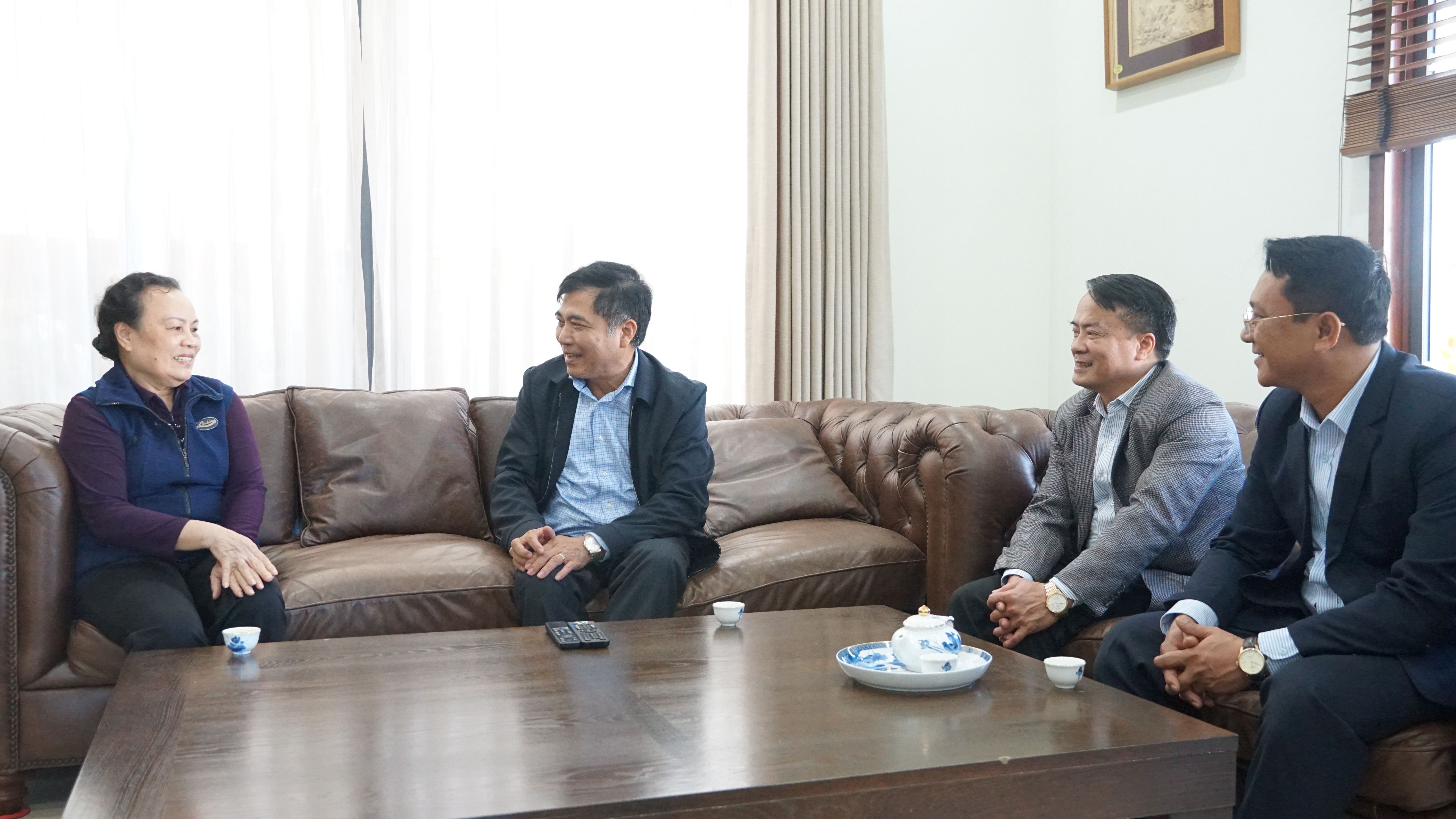 Đồng chí Phó Chủ tịch Thường trực UBND tỉnh Đoàn Ngọc Lâm trò chuyện, hỏi thăm sức khỏe gia đồng chí Đinh Hữu Trung, nguyên Phó Chủ tịch UBND tỉnh.