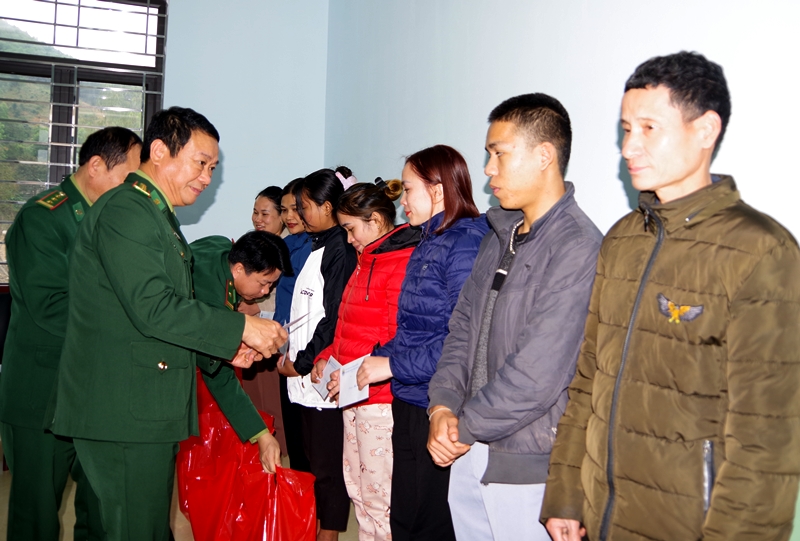 Cá nhân đại tá Trịnh Thanh Bình, Tỉnh ủy viên, Chỉ huy trưởng BĐBP tỉnh trao tặng 20 suất quà (mỗi suất quà từ 500 đến 1 triệu đồng) cho hộ gia đình khó khăn các bản thuộc xã Dân Hóa, huyện Minh hóa.  