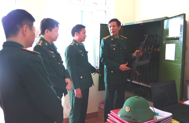 Đại tá Lê Văn Tiến, Bí thư Đảng ủy, Chính ủy BĐBP tỉnh kiểm tra công tác đảm bảo, sẵn sàng chiến đấu tại đồn Biên phòng cửa khẩu Cảng Gianh, BĐBP tỉnh.