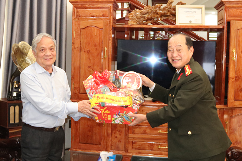 Giám đốc Công an tỉnh Nguyễn Hữu Hợp thăm, chúc tết đồng chí Trần Hòa, nguyên Bí thư Tỉnh ủy.