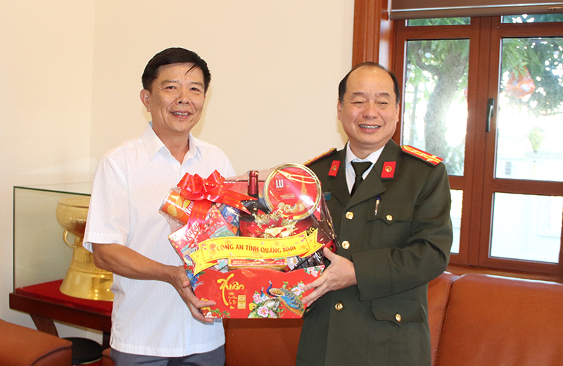 Giám đốc Công an tỉnh Nguyễn Hữu Hợp thăm, chúc tết đồng chí Nguyễn Hữu Hoài, nguyên Chủ tịch UBND tỉnh.