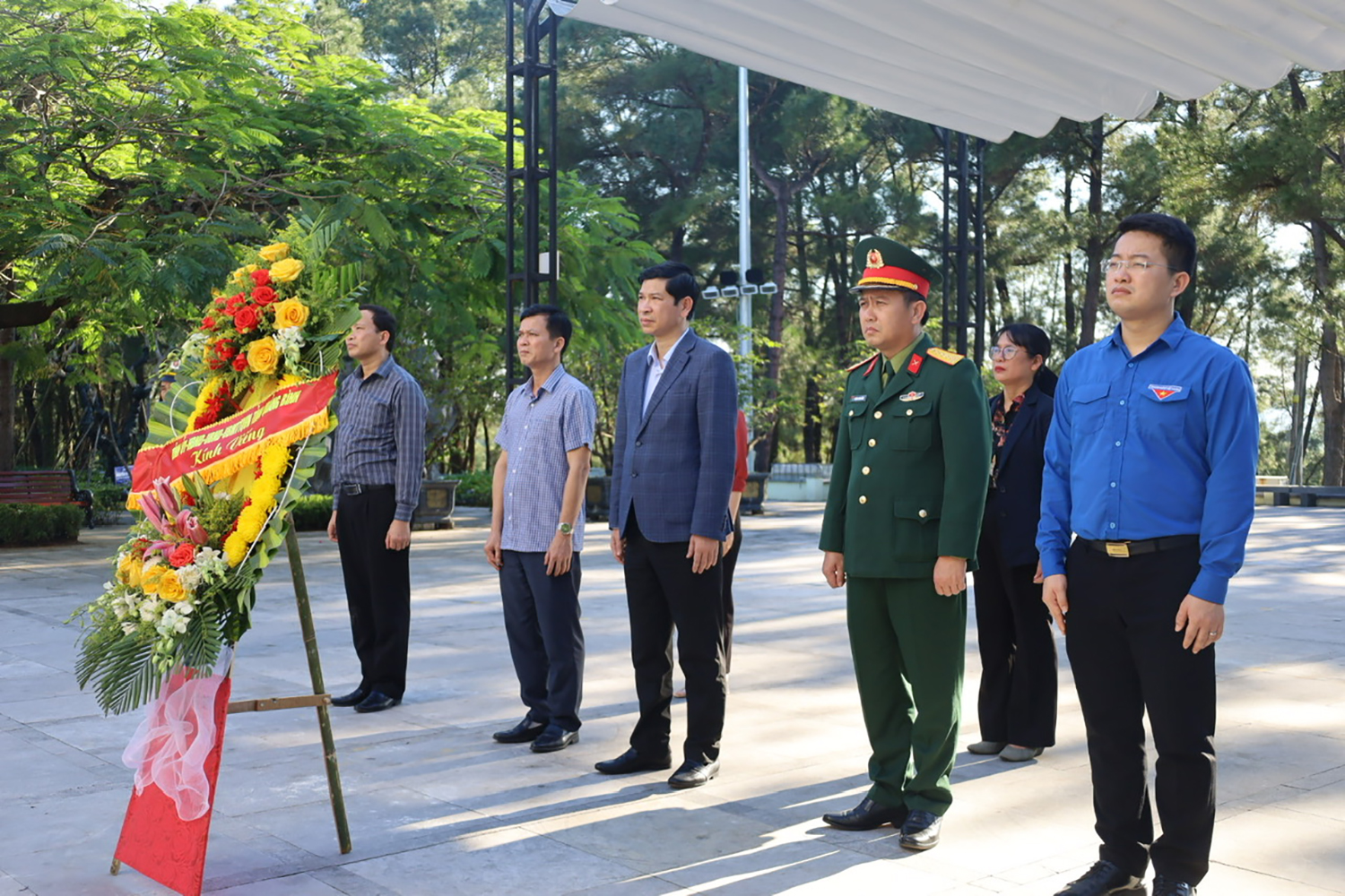 Đoàn đại biểu UBND tỉnh dâng hương tại Nghĩa trang liệt sỹ Quốc gia Trường Sơn. 