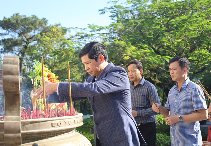 Đồng chí Phó Chủ tịch UBND tỉnh Hồ An Phong dâng hương các liệt sỹ tại Nghĩa trang liệt sỹ quốc gia Trường Sơn.