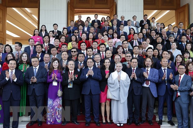 Thủ tướng Phạm Minh Chính chụp ảnh chung với kiều bào tiêu biểu dự chương trình Xuân Quê hương 2023. (Ảnh: Dương Giang/TTXVN)