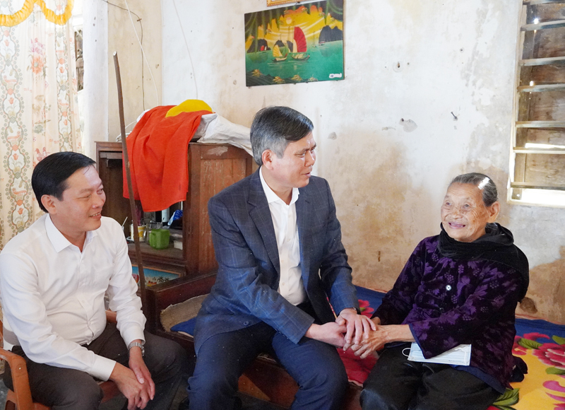 Đồng chí Chủ tịch UBND tỉnh Trần Thắng thăm, tặng quà cho mẹ Việt Nam anh hùng Phạm Thị Quyên