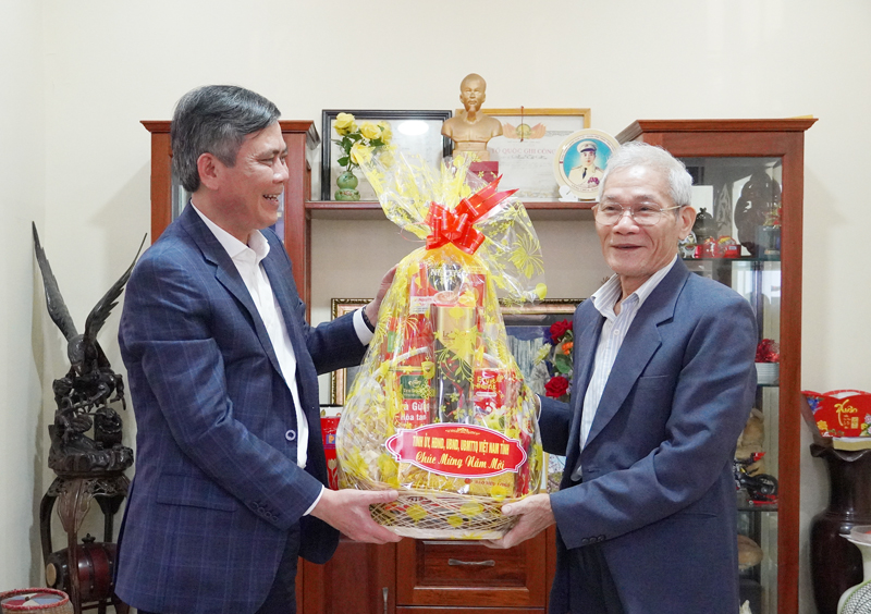 Đồng chí Chủ tịch UBND tỉnh Trần Thắng thăm, tặng quà cho đồng chí Phạm Phước.
