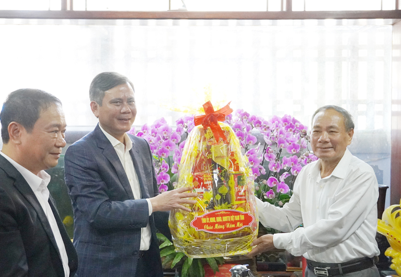 Đồng chí Chủ tịch UBND tỉnh Trần Thắng thăm, tặng quà cho đồng chí Phan Lâm Phương