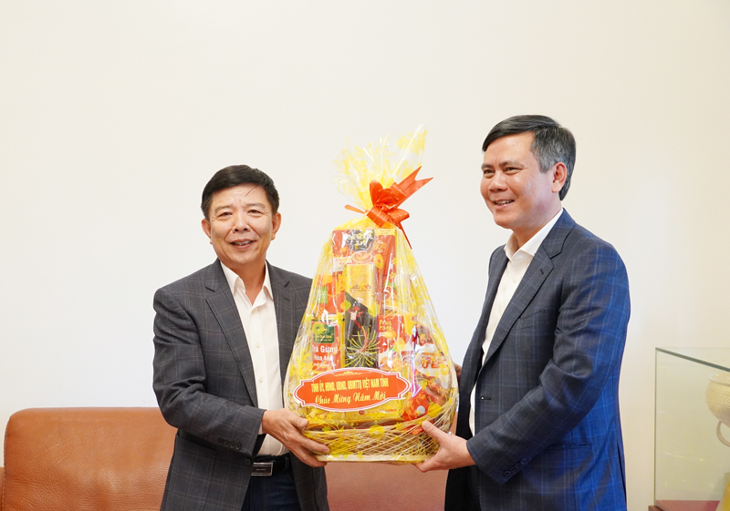 Đồng chí Chủ tịch UBND tỉnh Trần Thắng thăm, tặng quà ch.o đồng chí Nguyễn Hữu Hoài