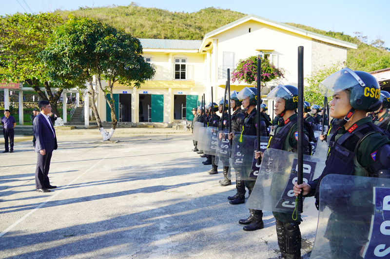 Đồng chí Chủ tịch UBND tỉnh Trần Thắng kiểm tra sẵn sàng chiến đấu tại Tiểu đoàn Cảnh sát cơ động số 3.