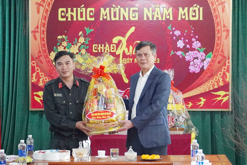 Đồng chí Chủ tịch UBND tỉnh Trần Thắng tặng quà cho cá bộ, chiến sỹ Tiểu đoàn Cảnh sát cơ động số 3.