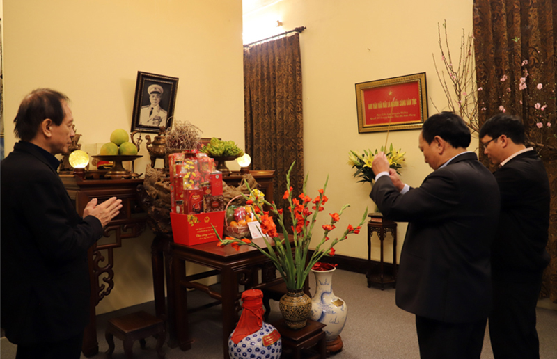 Đồng chí Trần Hải Châu, Phó Bí thư Thường trực Tỉnh ủy, Chủ tịch HDND tỉnh thắp hương viếng Đại tướng Võ Nguyên Giáp