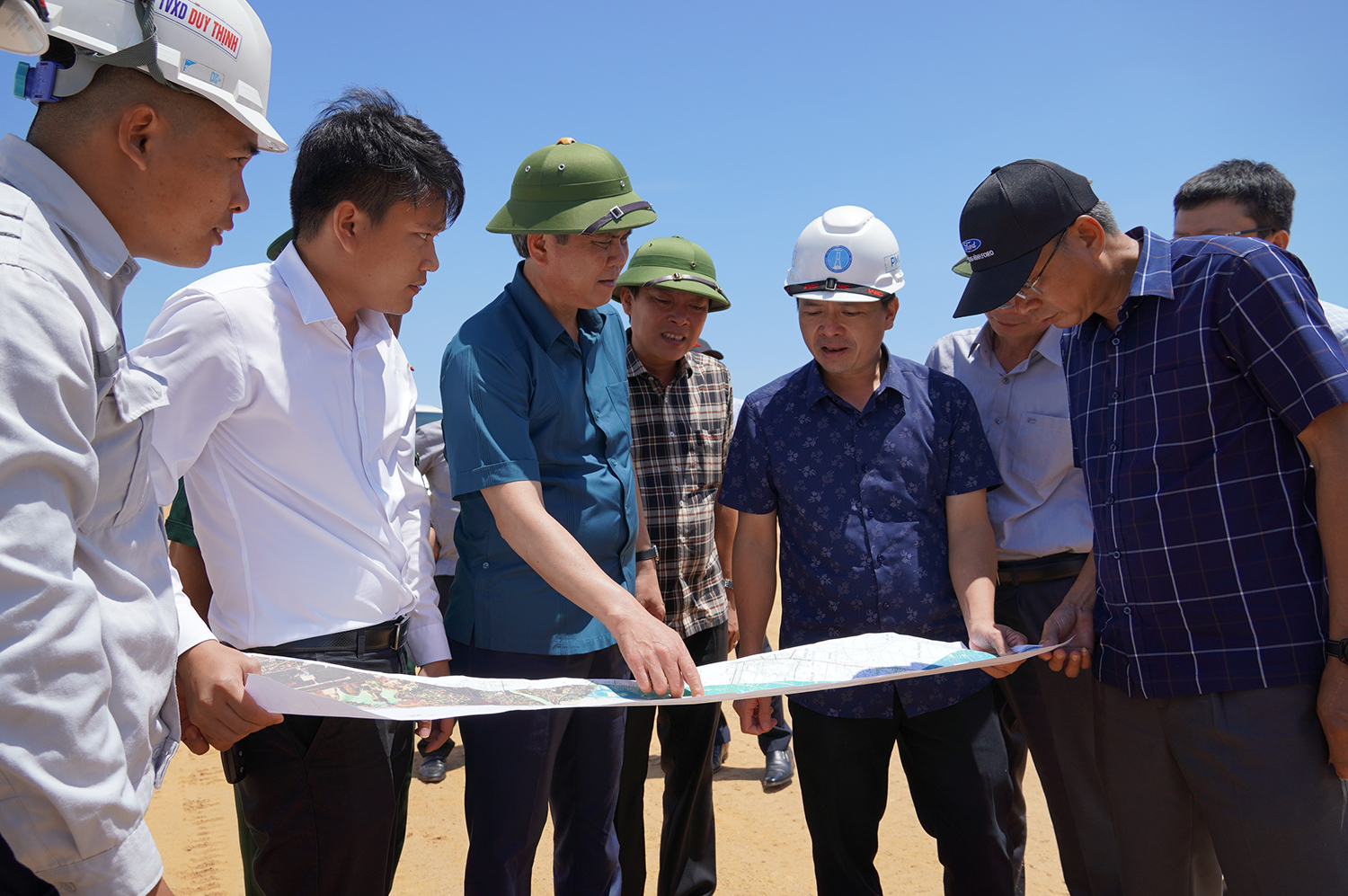 Đồng chí Chủ tịch UBND tỉnh Trần Thắng kiểm tra tiến độ thi công Dự án thành phần 1 Đường ven biển thuộc Dự án đường ven biển và cầu Nhật Lệ 3.   