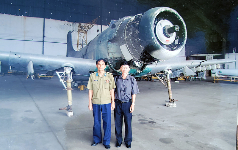 Chiếc máy bay AD-6 đang được sửa chữa tại Công ty sửa chữa trực thăng, Bộ Quốc phòng trước khi bàn giao cho tỉnh Quảng Bình.