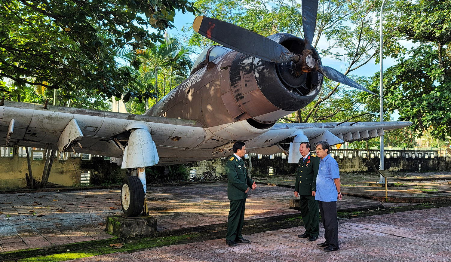 Những nhân chứng “giúp” chiếc AD-6 “hạ cánh” tại “đất lửa” Quảng Bình bên kỷ vật chiến tranh một thời.