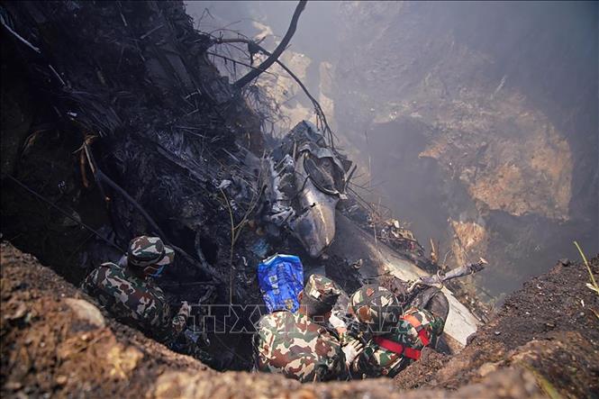Lực lượng cứu hộ tại hiện trường vụ rơi máy bay ở Pokhara, miền Trung Nepal ngày 15/1/2023. Ảnh: AFP/TTXVN