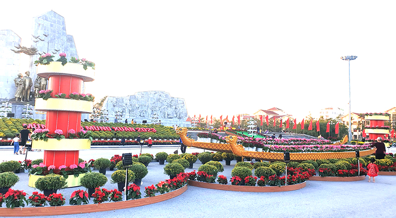 Thành phố hoàn thành trang trí khu nghệ thuật “Đồng Hới chào xuân” tại Quảng trường Hồ Chí Minh.