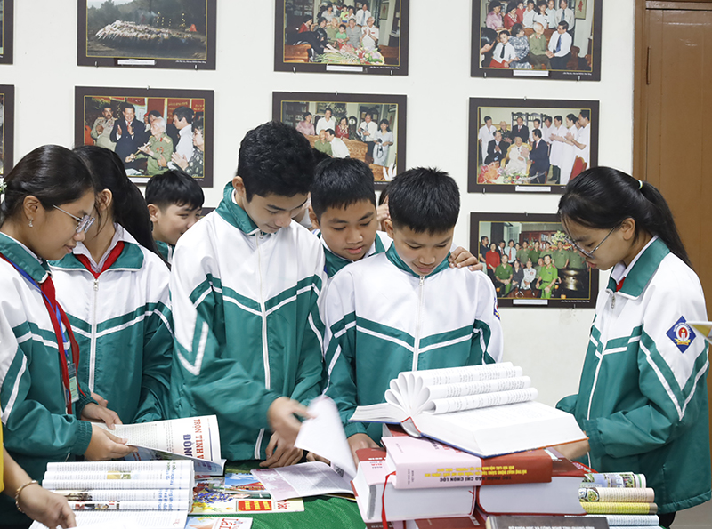 Các em học sinh tham quan Hội báo Xuân Quý Mão 2023. 