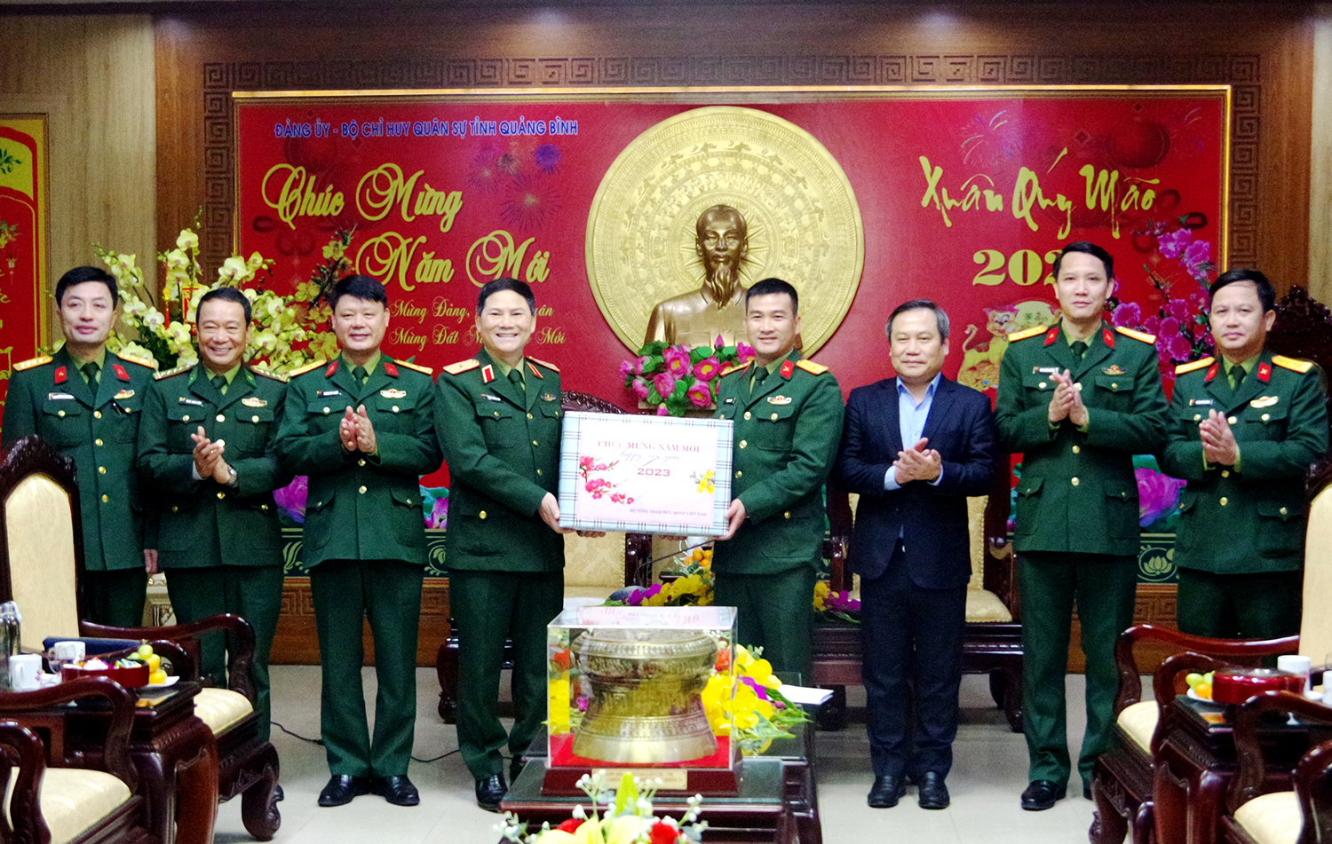 Đồng chí Phó Tổng Tham mưu trưởng Quân đội nhân dân Việt Nam Phạm Trường Sơn tặng quà cán bộ, chiến sỹ LLVT tỉnh.