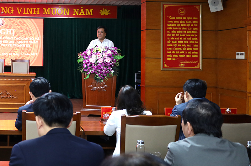 Đồng chí Bí thư Thành ủy Trần Phong chúc mừng và giao nhiệm vụ các đồng chí được điều động, bổ nhiệm.