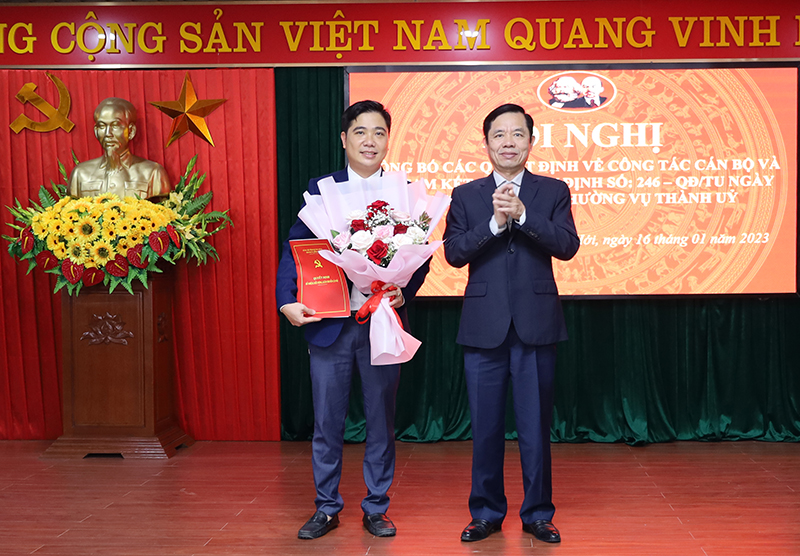 Phó Bí thư Thành ủy Đồng Hới Hoàng Đình Thắng trao quyết định bổ nhiệm cán bộ cho đồng chí Mai Phú Cường.