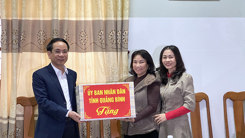 Đồng chí Phó Chủ tịch UBND tỉnh Phan Mạnh Hùng tặng quà Ban Quản lý chợ Đồng Hới.