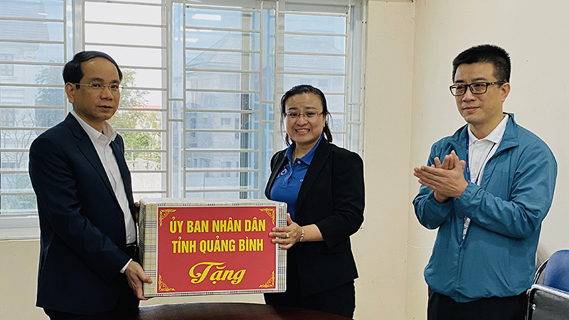 Đồng chí Phó Chủ tịch UBND tỉnh Phan Mạnh Hùng tặng quà cán bộ, nhân viên Siêu thị Co.op mart Quảng Bình.