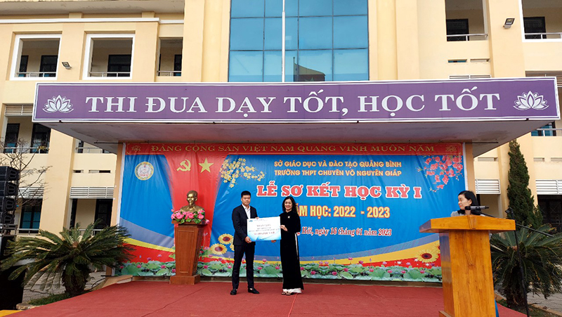 Đại diện Tập đoàn Vĩnh Hưng, anh Phạm Thành Trung (cựu HS của trường) trao tặng 50 triệu đồng cho Quỹ khuyến học, khuyến tài của trường
