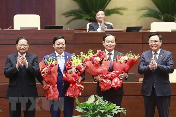 Thủ tướng Phạm Minh Chính và Chủ tịch Quốc hội Vương Đình Huệ tặng hoa chúc mừng Phó Thủ tướng Trần Hồng Hà và Phó Thủ tướng Trần Lưu Quang. (Ảnh: Doãn Tấn/TTXVN)
