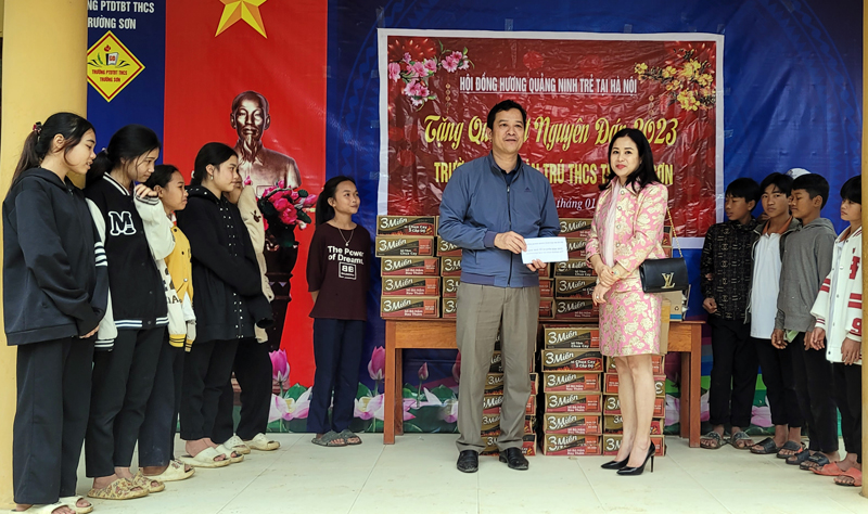 Đại diện Hội đồng hương Quảng Ninh trẻ tại TP.Hà Nội trao quà cho thầy và trò Trường Phổ thông dân tộc bán trú THCS Trường Sơn