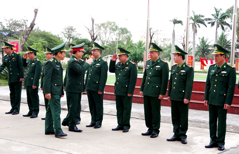Thiếu tướng Phạm Trường Sơn, Phó Tổng Tham mưu trưởng QĐND Việt Nam, cùng đoàn công tác kiểm tra sẵn sàng chiến đấu và chúc tết tại Bộ Chỉ huy BĐBP tỉnh.