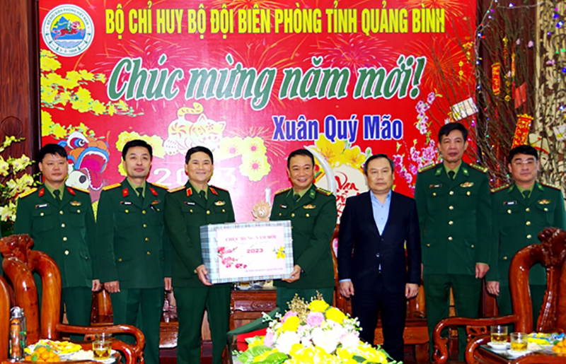 Thiếu tướng Phạm Trường Sơn, Phó Tổng Tham mưu trưởng QĐND Việt Nam tặng quà chúc tết cán bộ, chiến sĩ Bộ Chỉ huy BĐBP tỉnh.