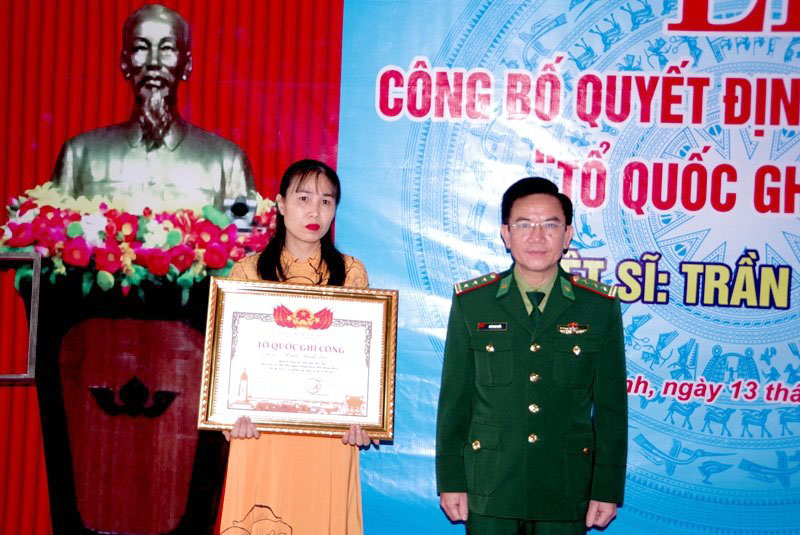 Đại diện Bộ Chỉ huy Bộ đội Biên phòng tỉnh trao Bằng Tổ quốc ghi công cho gia đình liệt sỹ Trần Minh Lợi.