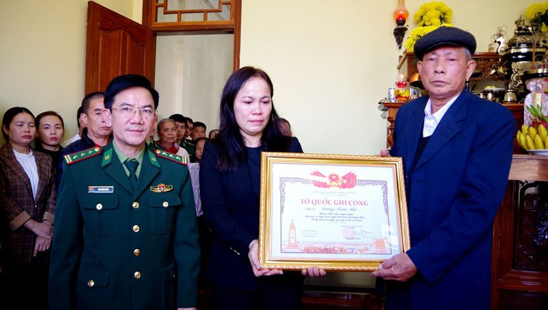 Đại diện Bộ Chỉ huy Bộ đội Biên phòng tỉnh trao Bằng Tổ quốc ghi công cho gia đình liệt sỹ Dương Xuân Hải