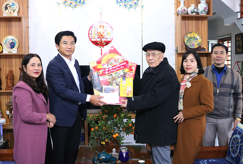 Đồng chí Bí thư Thị ủy Ba Đồn thăm, tặng quà cho đồng chí Nguyễn Văn Hiền (SN 1927), phường Quảng Phúc, đảng viên trên 73 năm tuổi Đảng.