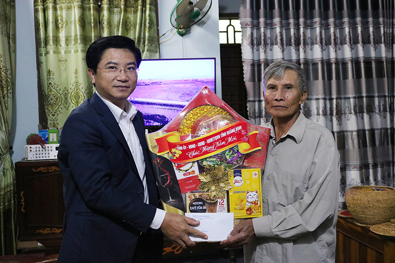 Đồng chí Bí thư Thị ủy Ba Đồn thăm, tặng quà gia đình đồng chí Nguyễn Thị Định (SN 1926), phường Quảng Phong, đảng viên trên 73 năm tuổi Đảng.