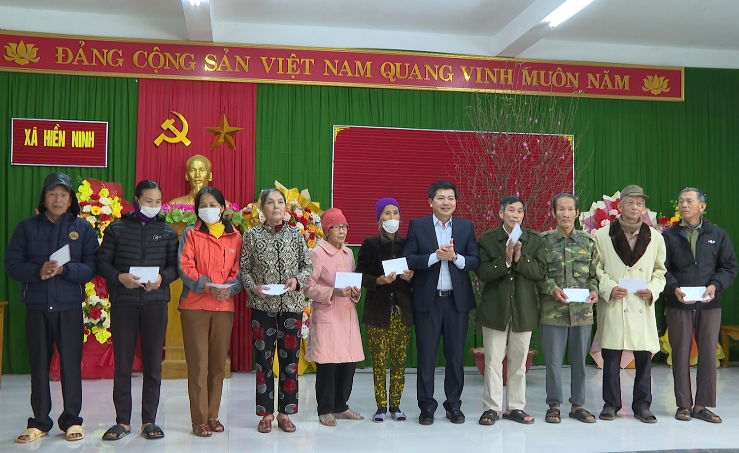 Đồng chí Trần Vũ Khiêm trao quà của Trưởng ban Tổ chức Trung ương cho người dân xã Hiền Ninh, huyện Quảng Ninh