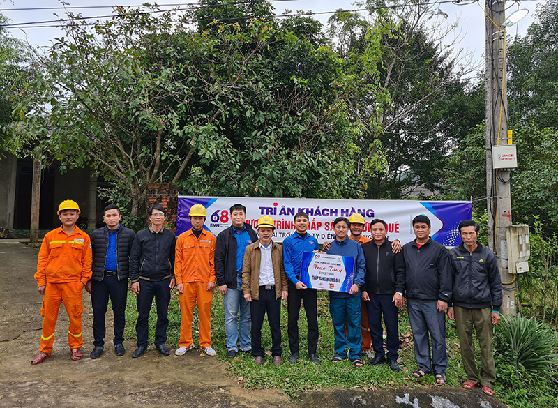 Đoàn cơ sở PC Quảng Bình bàn giao công trình “Thắp sáng đường quê” tại thôn 4, xã Ngư Hóa (Tuyên Hóa).