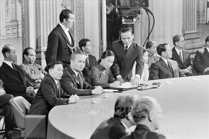 Bộ trưởng Ngoại giao Chính phủ Cách mạng lâm thời Cộng hoà miền Nam Việt Nam Nguyễn Thị Bình ký văn kiện Hiệp định Paris về chấm dứt chiến tranh, lập lại hòa bình ở Việt Nam, ngày 27/1/1973, tại Trung tâm Hội nghị Quốc tế ở thủ đô Paris (Pháp). Ảnh: Văn Lượng/TTXVN