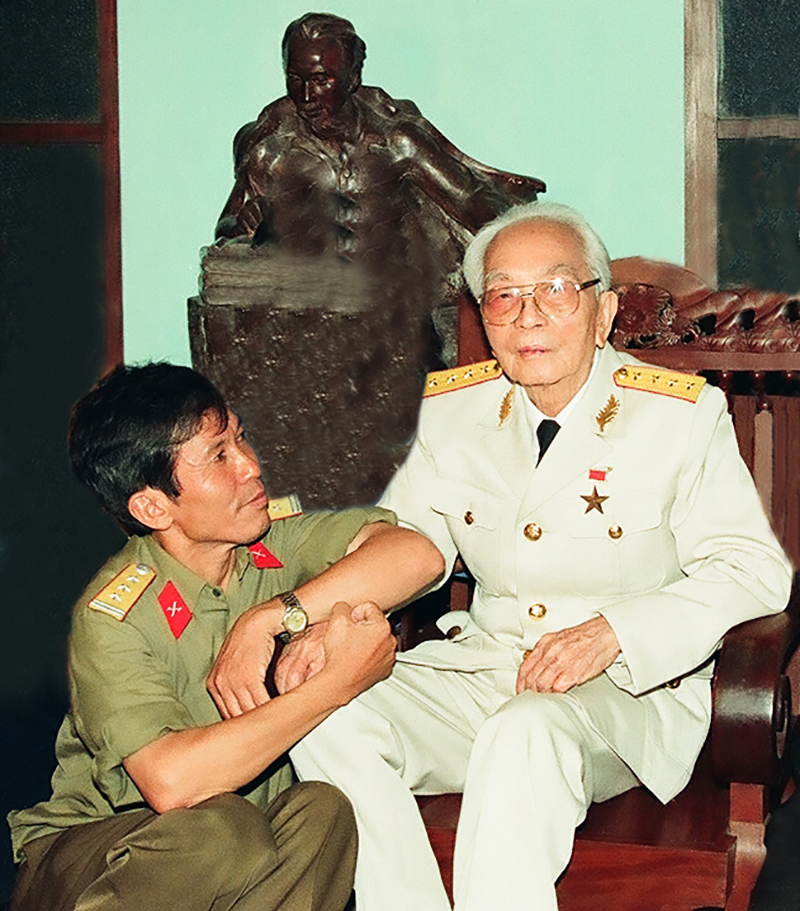 Tác giả Trần Hồng với Đại tướng Võ Nguyên Giáp tại Văn phòng Đại tướng số nhà 30 Hoàng Diệu (Hà Nội) (ảnh: Tư liệu).