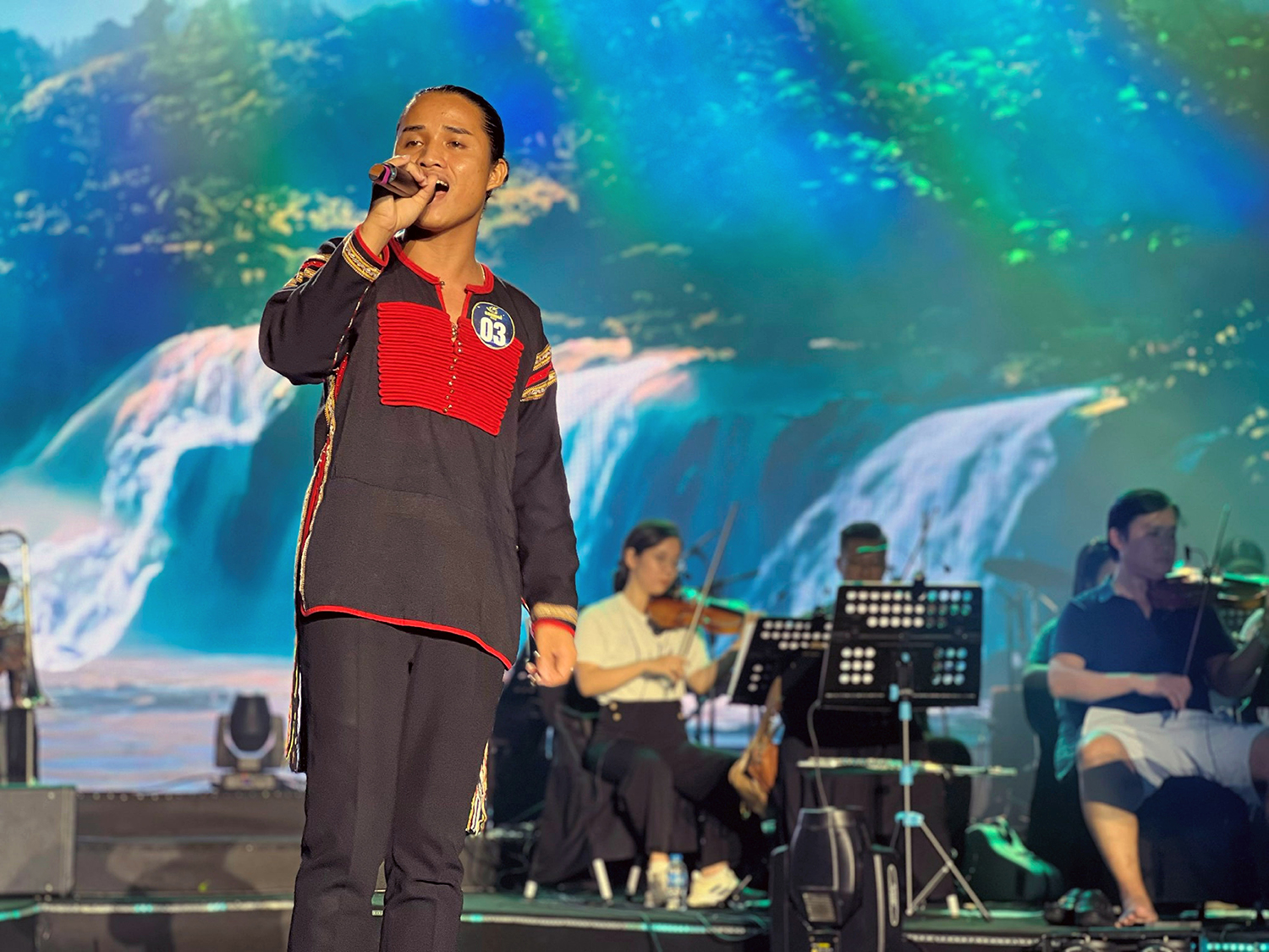 Hồ Văn Kãnh đã chinh phục được giải thưởng danh giá “Thí sinh có giọng hát ấn tượng” tại Sao Mai 2022.