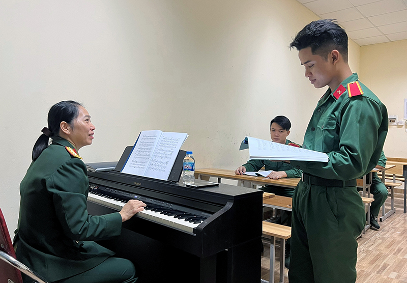 Hồ Văn Kãnh đang học chuyên ngành thanh nhạc hệ quân sự tại Trường đại học Văn hóa nghệ thuật Quân đội.